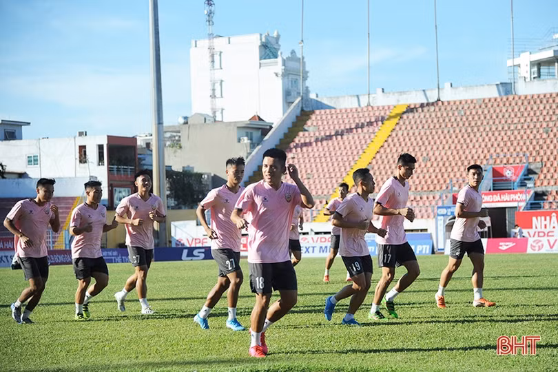 Cầu thủ Hồng Lĩnh Hà Tĩnh làm quen sân Lạch Tray trước ngày đối đầu CLB Hải Phòng