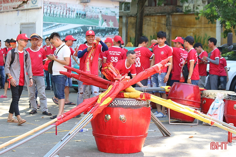 Cổ động viên Hà Tĩnh tiếp lửa trên sân Lạch Tray - Hải Phòng