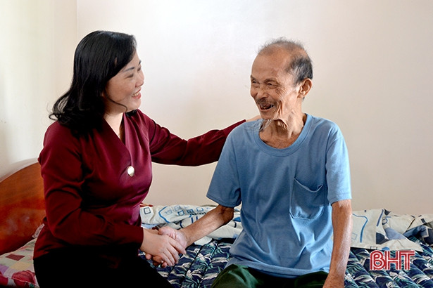 Phó Chủ tịch HĐND tỉnh Hà Tĩnh tặng quà gia đình chính sách ở TX Hồng Lĩnh