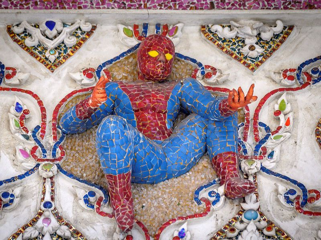 Ngôi chùa kỳ lạ đặt tượng David Beckham mạ vàng dưới bệ thờ