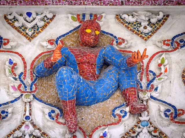 Ngôi chùa kỳ lạ đặt tượng David Beckham mạ vàng dưới bệ thờ