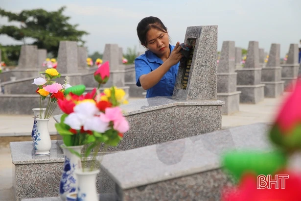 Tuổi trẻ Hà Tĩnh dâng gần 6.000 bông sen lên các ngôi mộ liệt sỹ 