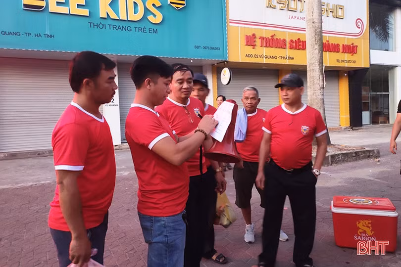 Cổ động viên Hà Tĩnh tiếp lửa trên sân Lạch Tray - Hải Phòng