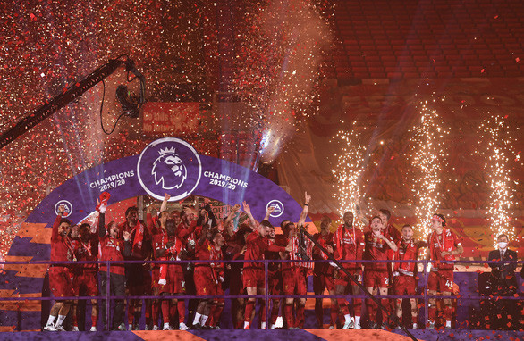 Chùm ảnh Liverpool giơ cao cúp vô địch Premier League sau 30 chờ đợi