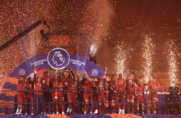 Chùm ảnh Liverpool giơ cao cúp vô địch Premier League sau 30 chờ đợi