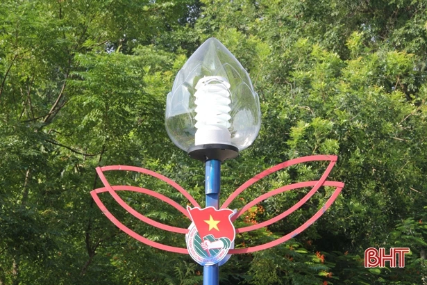 Nghĩa trang Liệt sỹ Quốc gia Nầm đón hàng trăm người đến dâng hương tưởng nhớ, tri ân