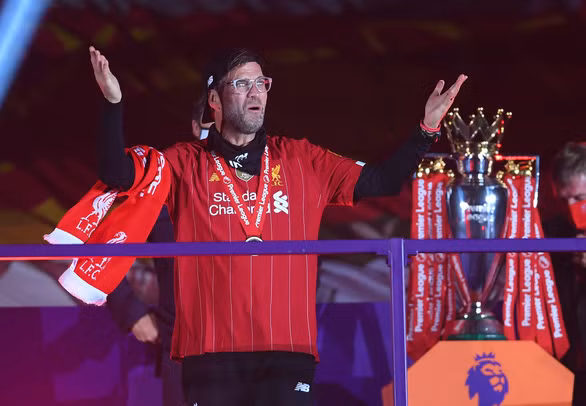 Chùm ảnh Liverpool giơ cao cúp vô địch Premier League sau 30 chờ đợi