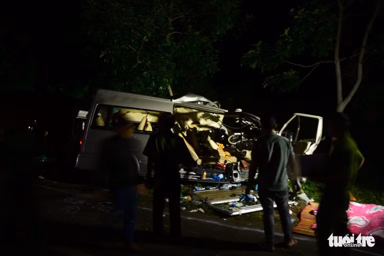 Xe khách 16 chỗ “đấu đầu” xe tải trong đêm, 8 người chết, nhiều người bị thương