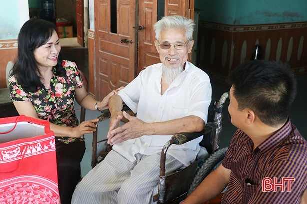 Thăm hỏi, tặng quà gia đình thương binh, liệt sỹ nhân ngày 27/7