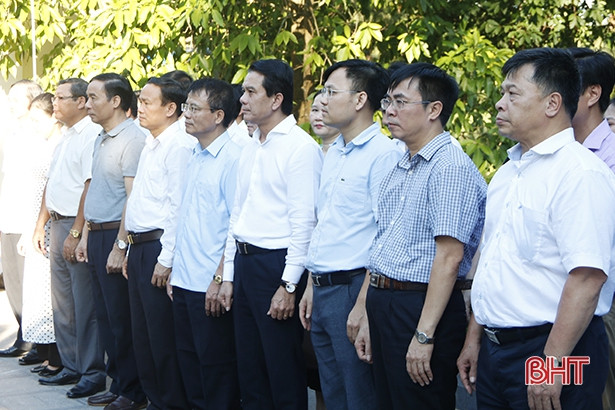 Đoàn công tác Ủy ban Kiểm tra Trung ương dâng hương tại các địa chỉ đỏ ở Hà Tĩnh