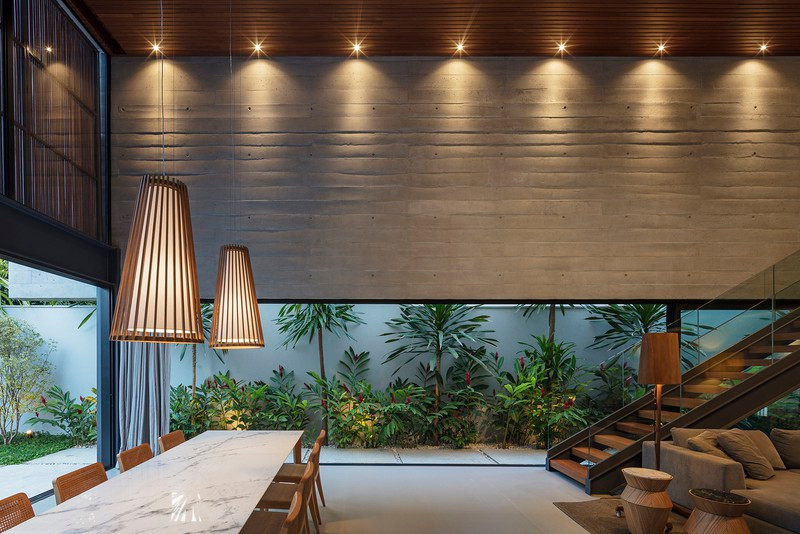 Ngôi nhà “lạ” vì tầng trệt không xây tường