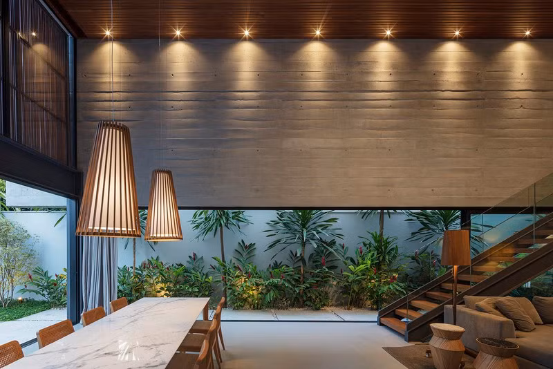 Ngôi nhà “lạ” vì tầng trệt không xây tường