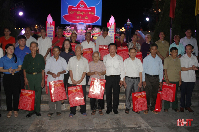 Dâng hương hoa, thắp nến tri ân tại nghĩa trang liệt sỹ ở Hà Tĩnh