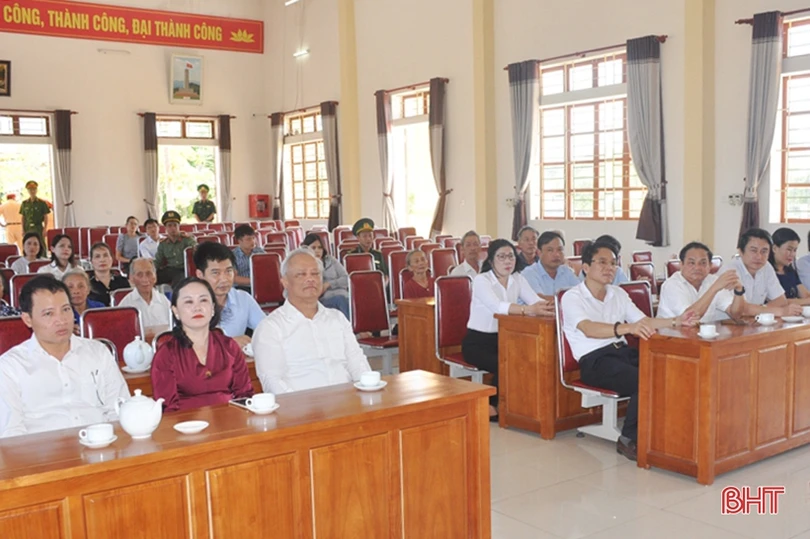 Phó Chủ tịch Quốc hội Uông Chu Lưu tặng quà người có công ở Nghi Xuân