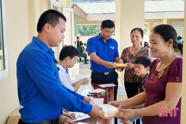 Khám, cấp thuốc miễn phí cho các đối tượng chính sách ở Nghi Xuân, Hương Khê