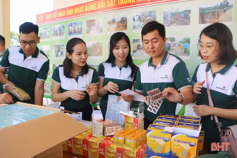 Đoàn thanh niên Vietcombank Hà Tĩnh tặng nhà nhân ái cho gia đình chính sách ở Hương Sơn