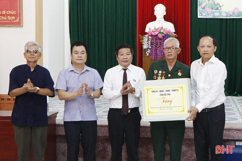 Tặng quà các đơn vị chăm sóc người có công tại Nghệ An