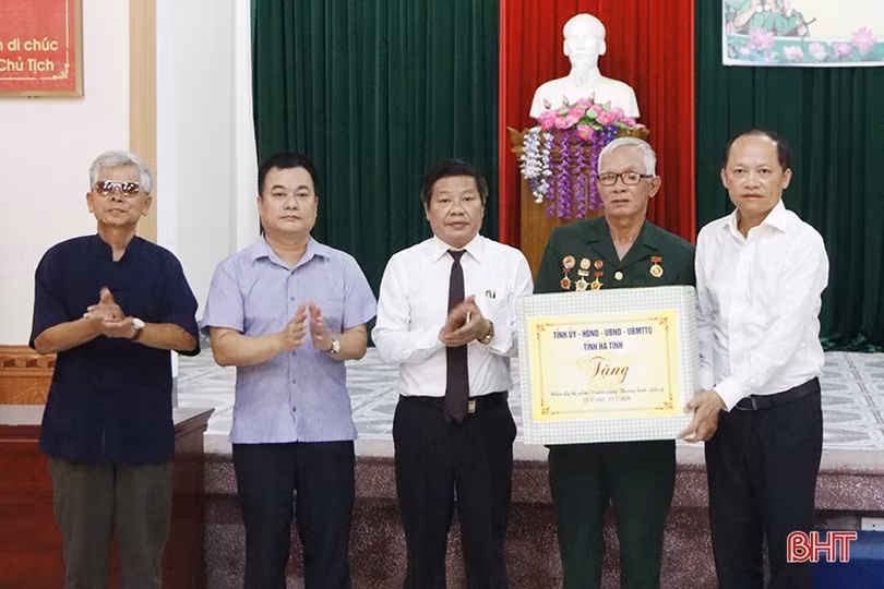 Tặng quà các đơn vị chăm sóc người có công tại Nghệ An