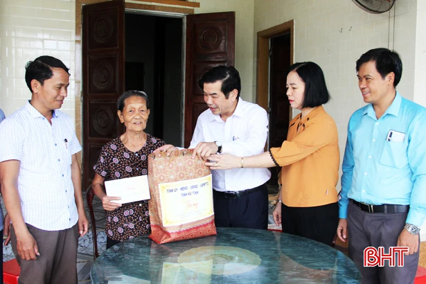 Thăm hỏi, tặng quà gia đình thương binh, liệt sỹ nhân ngày 27/7