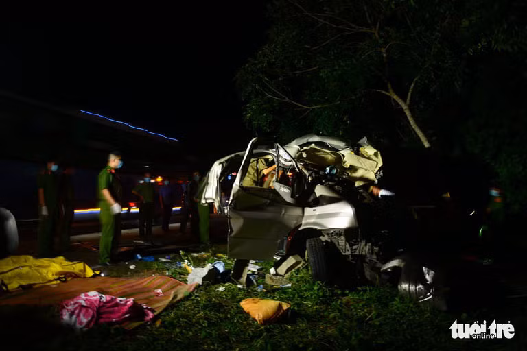 Xe khách 16 chỗ “đấu đầu” xe tải trong đêm, 8 người chết, nhiều người bị thương