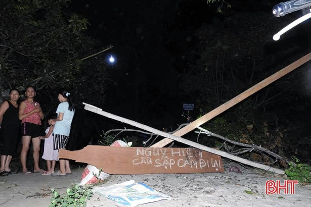 Tàu chở cát đâm gãy trụ cầu dân sinh ở Đức Thọ