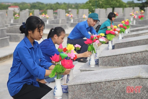Tuổi trẻ Hà Tĩnh dâng gần 6.000 bông sen lên các ngôi mộ liệt sỹ 