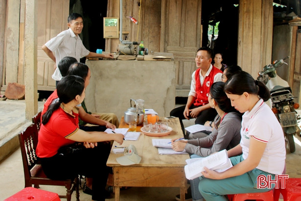 Hỗ trợ sinh kế cho 15 hộ dân là nạn nhân bom mìn ở Hà Tĩnh