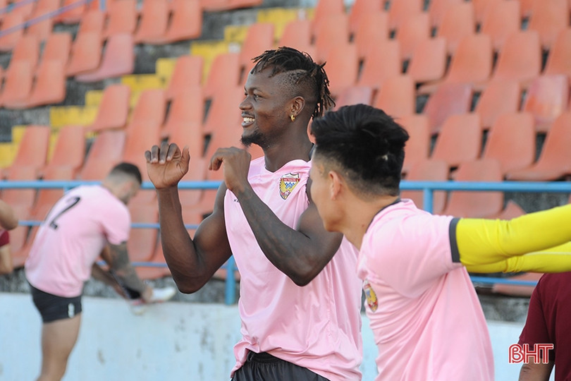 Cầu thủ Hồng Lĩnh Hà Tĩnh làm quen sân Lạch Tray trước ngày đối đầu CLB Hải Phòng