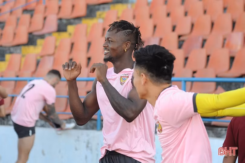 Cầu thủ Hồng Lĩnh Hà Tĩnh làm quen sân Lạch Tray trước ngày đối đầu CLB Hải Phòng