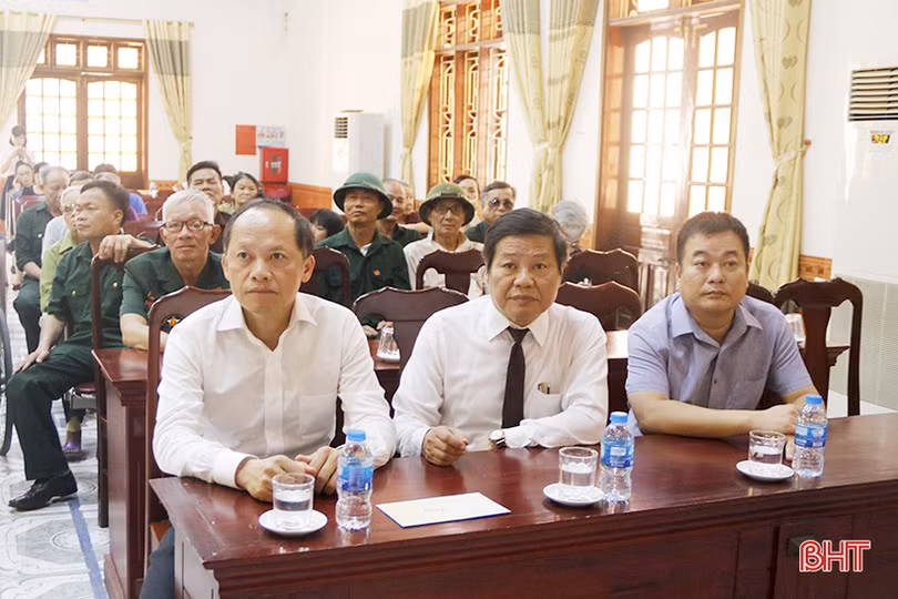 Tặng quà các đơn vị chăm sóc người có công tại Nghệ An