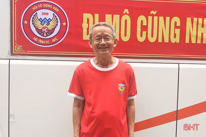 Cổ động viên Hà Tĩnh tiếp lửa trên sân Lạch Tray - Hải Phòng