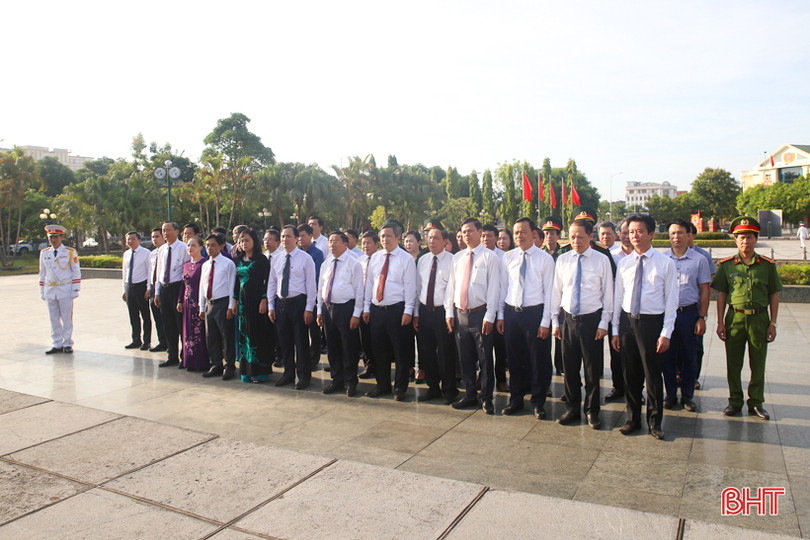Đoàn đại biểu tỉnh Hà Tĩnh dâng hương tưởng niệm Chủ tịch Hồ Chí Minh
