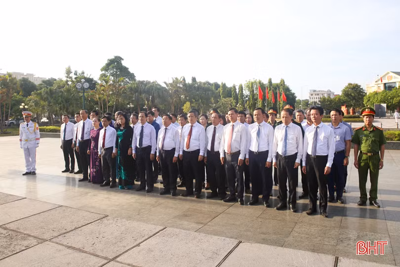 Đoàn đại biểu tỉnh Hà Tĩnh dâng hương tưởng niệm Chủ tịch Hồ Chí Minh