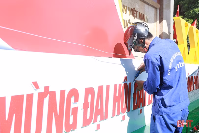 “Tô điểm” phố phường Hà Tĩnh mừng đại hội Đảng các cấp