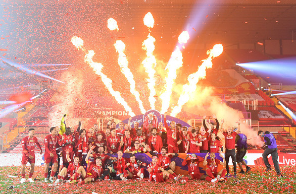 Chùm ảnh Liverpool giơ cao cúp vô địch Premier League sau 30 chờ đợi