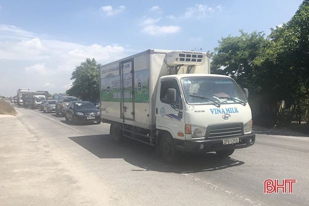 Đâm trực diện, Toyota Vios và xe tải chở bình gas nát phần đầu