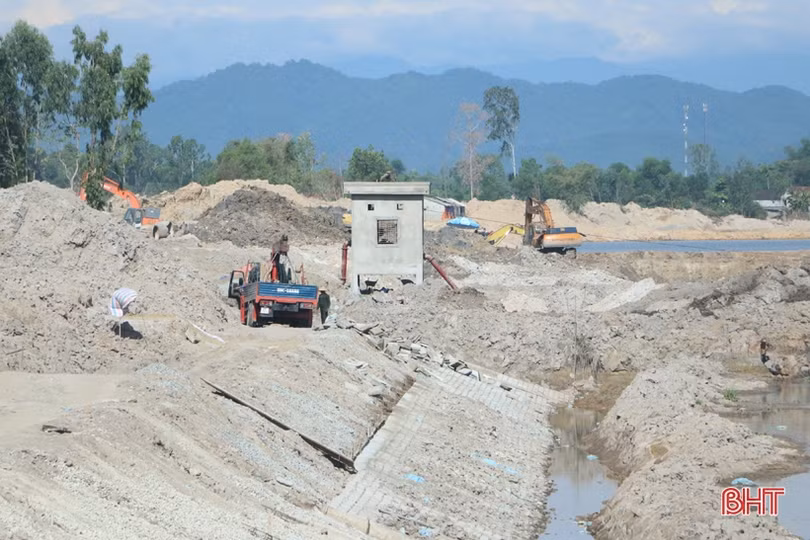Vượt nắng nóng, tăng tốc các công trình xây dựng cơ bản ở Hà Tĩnh