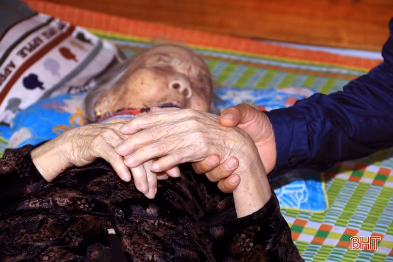 Lãnh đạo Hà Tĩnh thăm hỏi, tặng quà các gia đình chính sách ở Kỳ Anh