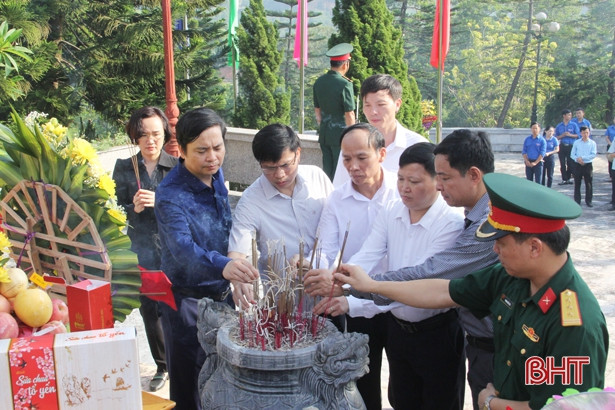 Nghĩa trang Liệt sỹ Quốc gia Nầm đón hàng trăm người đến dâng hương tưởng nhớ, tri ân