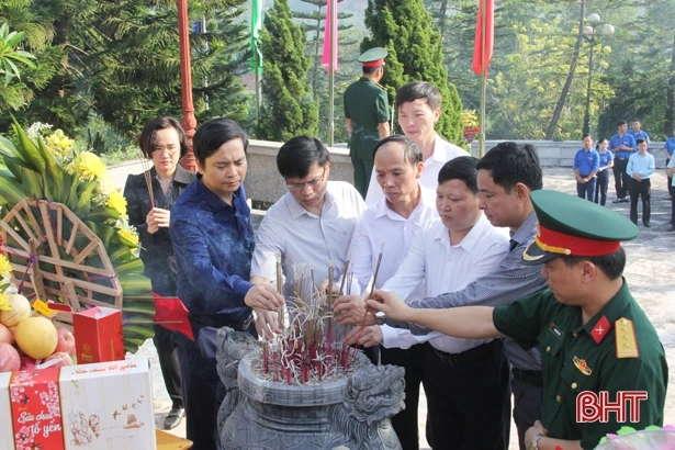 Nghĩa trang Liệt sỹ Quốc gia Nầm đón hàng trăm người đến dâng hương tưởng nhớ, tri ân