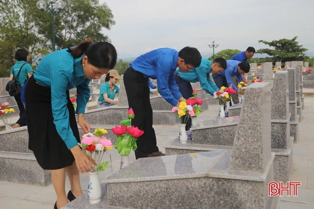 Tuổi trẻ Hà Tĩnh dâng gần 6.000 bông sen lên các ngôi mộ liệt sỹ 