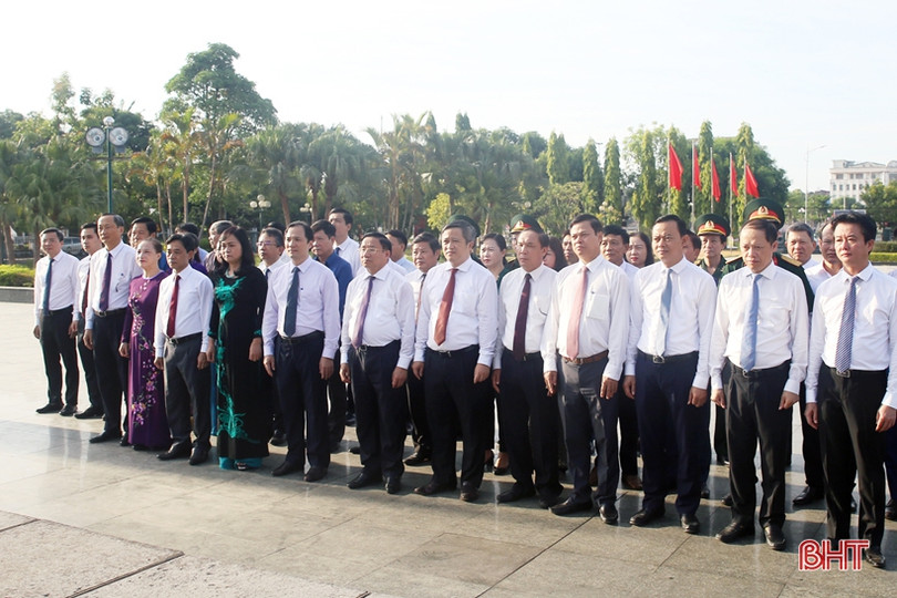 Đoàn đại biểu tỉnh Hà Tĩnh dâng hương tưởng niệm Chủ tịch Hồ Chí Minh
