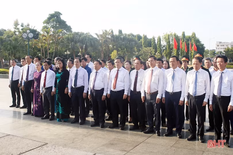 Đoàn đại biểu Hà Tĩnh dâng hương tưởng niệm các Tổng Bí thư Trần Phú, Hà Huy Tập