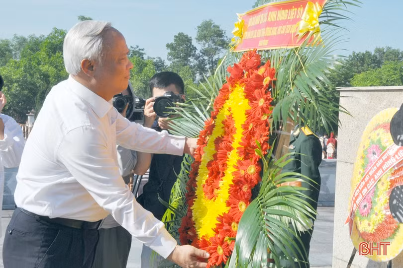 Phó Chủ tịch Quốc hội Uông Chu Lưu thăm hỏi gia đình chính sách tại Hà Tĩnh