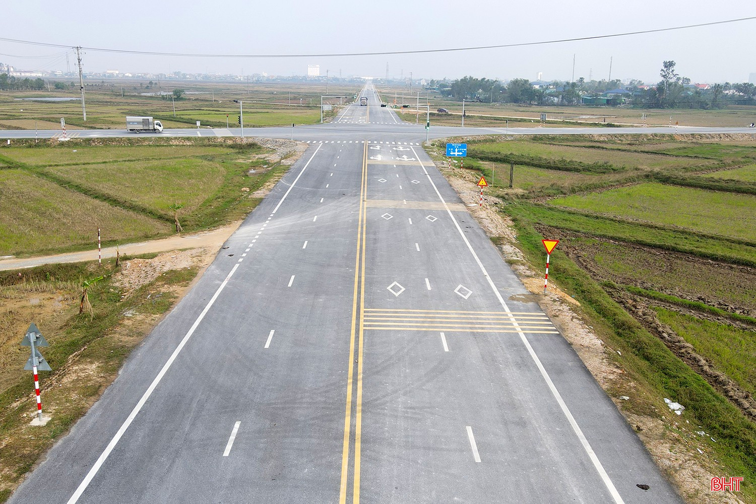 Al hablar sobre la imposibilidad de entregar y poner en funcionamiento la ruta de conexión de la autopista, el Mayor Tran Dinh Ngan, de la Corporación 319 (Ministerio de Defensa Nacional), inversor del proyecto, declaró: «La ruta principal de la ruta de conexión se completó hace muchos meses. Sin embargo, debido a la necesidad de añadir algunos elementos adicionales, el tiempo de construcción se alargó ligeramente. En particular, durante la construcción de los elementos adicionales, se produjeron numerosas tormentas prolongadas que afectaron el avance del proyecto». bqbht_br_duong-ket-noi-cao-toc-2a.jpg