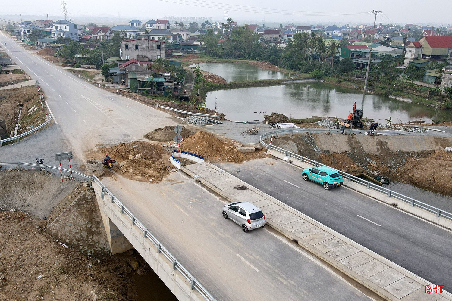 El contratista, Minh Ngoc Construction Investment Company Limited, colocó montones de tierra, arena y obstáculos en el puente Cay (nuevo) para evitar que personas y vehículos viajen cuando la ruta Ngo Quyen - Carretera Provincial 550 no haya sido aceptada y puesta en funcionamiento. bqbht_br_duong-ket-noi-cao-toc-12c.jpg