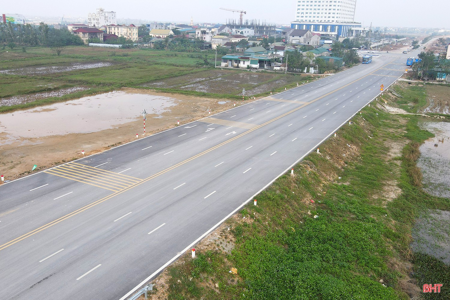 Tres proyectos de componentes de la autopista Norte-Sur a través de Ha Tinh, incluido el tramo Bai Vot - Ham Nghi, se abrieron al tráfico a fines de abril de 2025. Sin embargo, hasta ahora, la ruta que conecta la autopista con la antigua ciudad de Ha Tinh no ha podido entregarse y ponerse en funcionamiento, mientras que el tiempo de implementación del proyecto es el 18 de noviembre de 2025. bqbht_br_duong-ket-noi-cao-toc-5.jpg