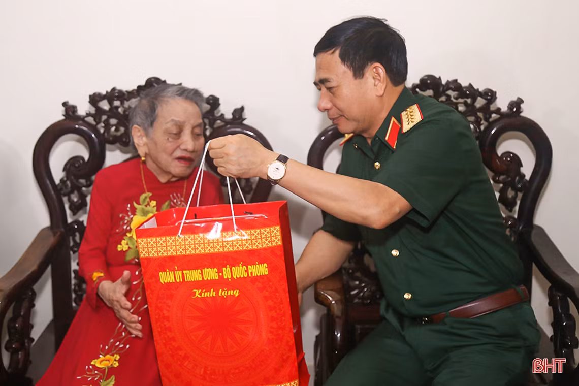 Bộ trưởng Bộ Quốc phòng thăm, tặng quà Mẹ Việt Nam anh hùng ở Hà Tĩnh