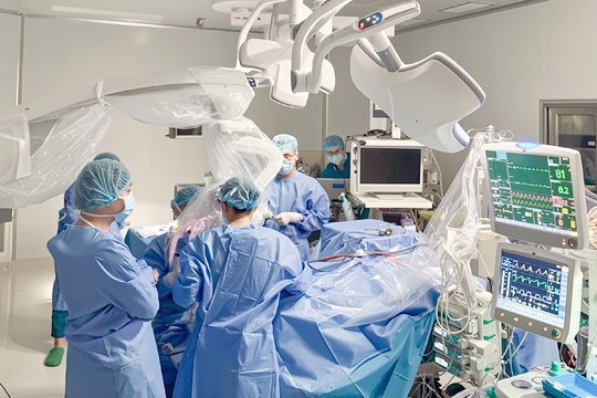 Kỹ thuật đặc biệt giúp người đàn ông tìm lại nụ cười sau hơn 1 năm bị co giật nửa mặt