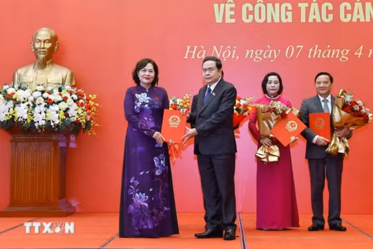 Trao nghị quyết của Quốc hội, Ủy ban Thường vụ Quốc hội về công tác cán bộ